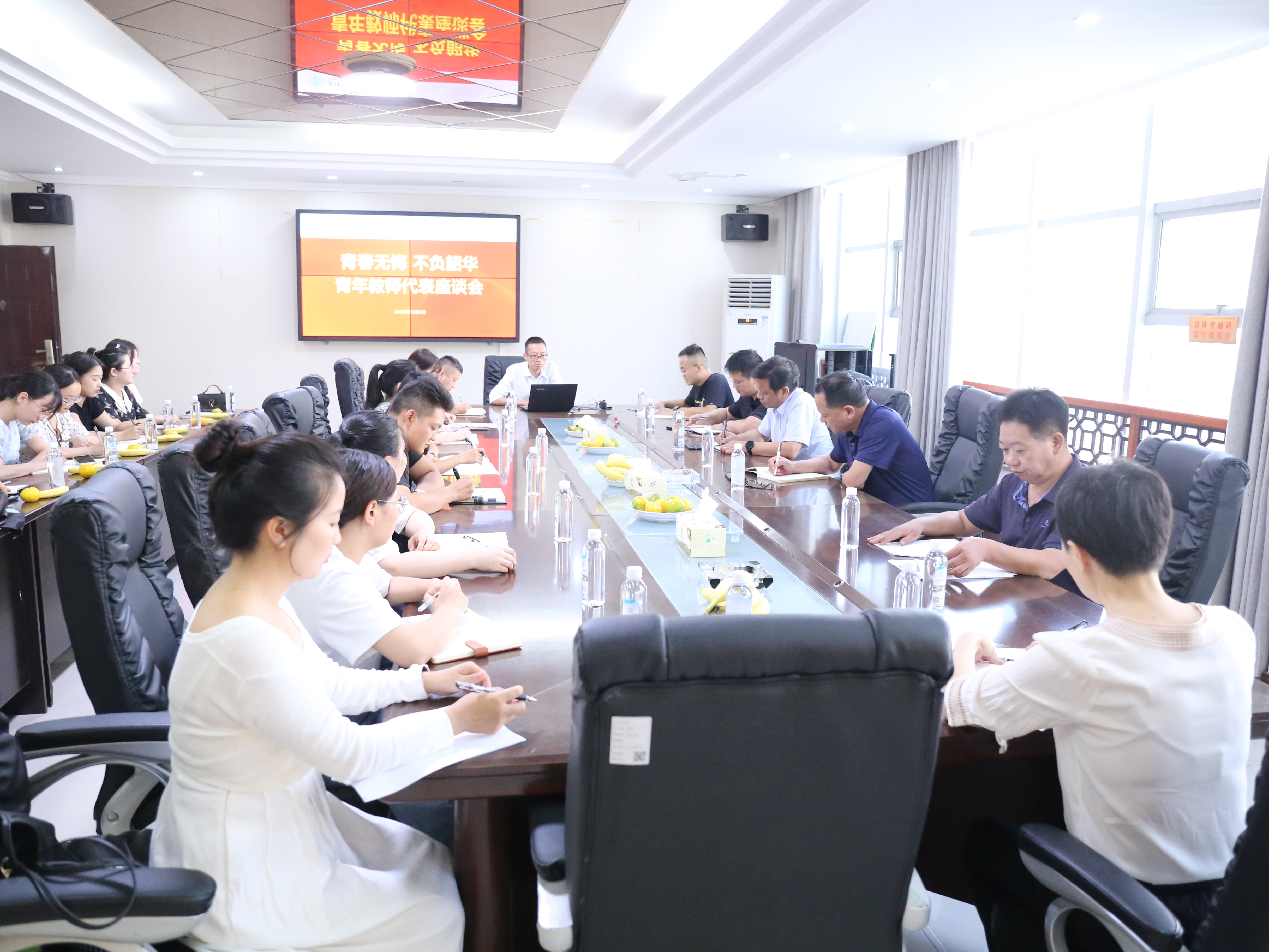 青春无悔 不负韶华 ——天门职业学院开展青年教师代表座谈会(图1) 1-230919203111W1.JPG